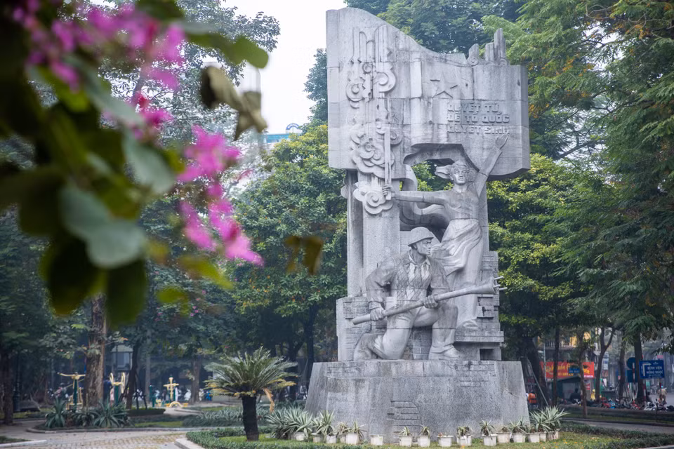 Tượng 'Quyết tử để Tổ quốc quyết sinh' vườn hoa Hàng Đậu. (Ảnh: Minh Sơn/Vietnam+)