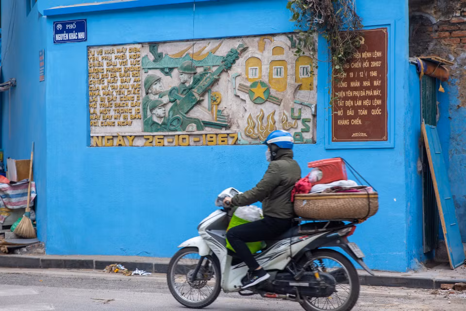 Tấm phù điêu trên phố Nguyễn Khắc Nhu (Ba Đình, Hà Nội) trước cổng nhà máy điện Yên Phụ. (Ảnh: Minh Sơn/Vietnam+)
