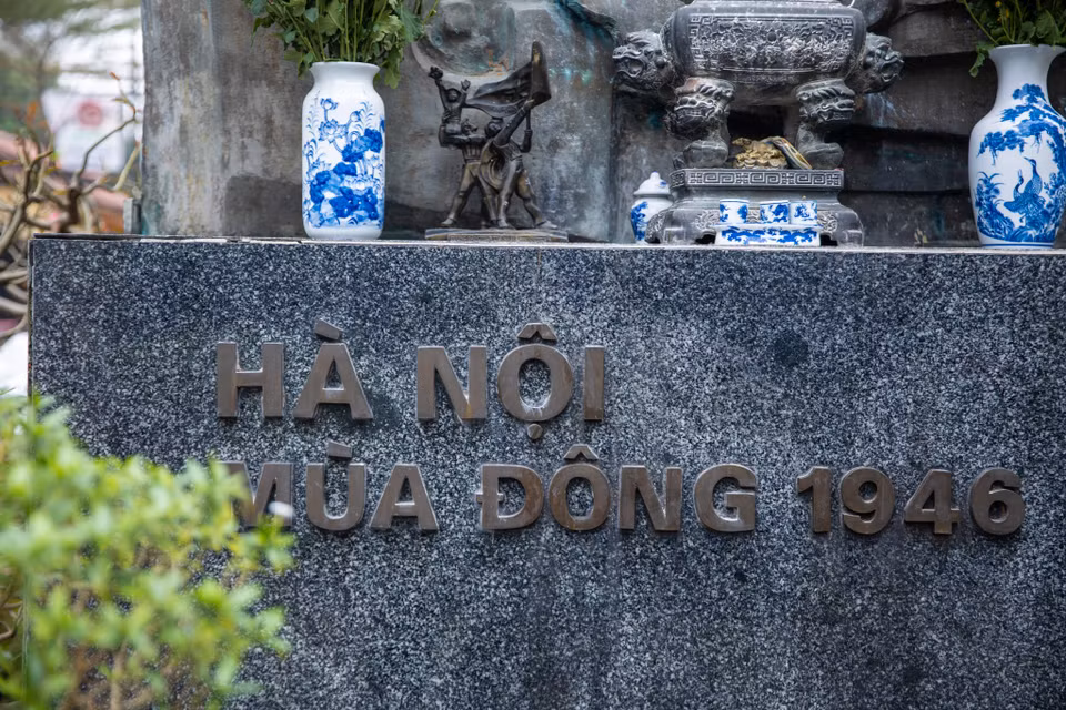 Tượng đài là biểu tượng tôn vinh lòng kiên cường anh dũng hưởng ứng lời kêu gọi toàn quốc kháng chiến của chủ tịch Hồ Chí Minh, là sự ghi dấu chiến công anh hùng của quân dân thủ đô chiến đấu suốt 60 ngày đêm cầm chân giặc Pháp trong những ngày mùa đông năm 1946. (Ảnh: Minh Sơn/Vietnam+)