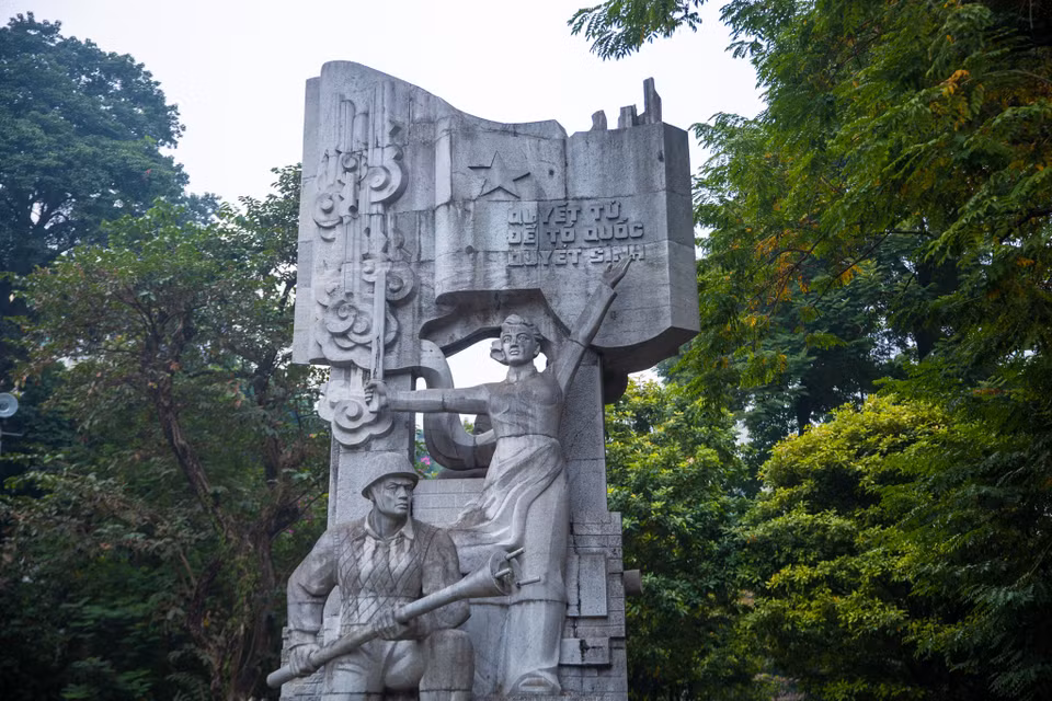 Tượng đài thể hiện hình tượng người chiến sĩ quyết tử ôm bom ba càng trong tư thế sẵn sàng lao vào xe tăng địch cùng với người chiến sĩ tự vệ đang chắc tay súng và thiếu nữ Hà Nội đang kêu gọi đồng bào chiến đấu bảo vệ Thủ đô. (Ảnh: Minh Sơn/Vietnam+)