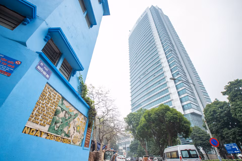 Khu nhà máy điện Yên Phụ khi xưa nay là trụ sở của Tập đoàn Điện lực Việt Nam. (Ảnh: Hoài Nam/Vietnam+)