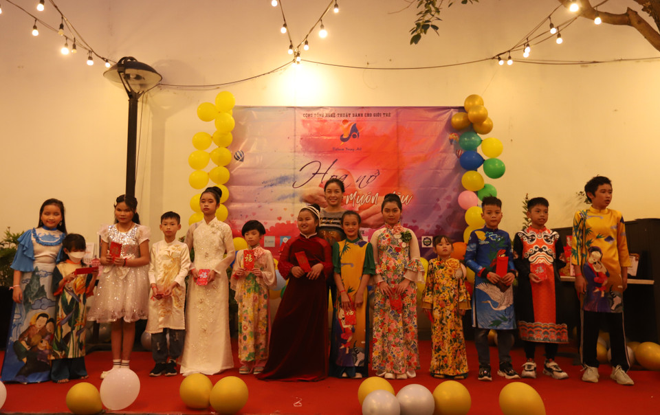 Kết thúc chương trình, gia đình của các bé trong câu lạc bộ Vietnam Young Art gửi gắm những giá trị vật chất và tinh thần tới các cháu khuyết tật và có hoàn cảnh khó khăn. (Ảnh: Hoài Nam/Vietnam+)