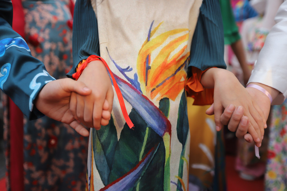 Dự án này do thầy cô và học sinh thực hiện với mong muốn hỗ trợ vật chất, cổ vũ tinh thần và tiếp thêm động lực cho các em nhỏ khó khăn nuôi dưỡng niềm đam mê với nghệ thuật đồng thời lan tỏa những năng lượng tích cực, tốt đẹp đến cộng đồng. (Ảnh: Hoài Nam/Vietnam+)