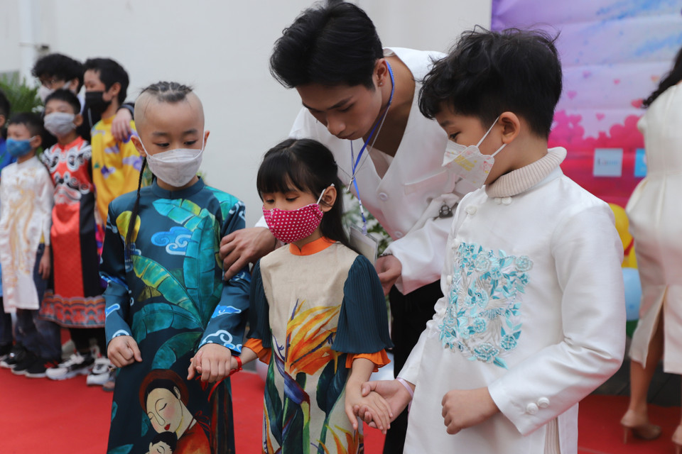 Anh Tài chia sẻ: 'Mình rất xúc động khi biết các hoàn cảnh khó khăn của các bạn nhỏ và cảm thấy vinh dự khi giúp được các bạn biểu diễn trên sân khấu.' (Ảnh: Hoài Nam/Vietnam+)