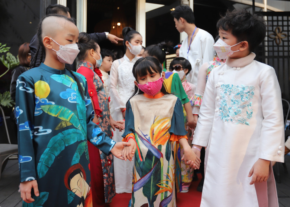 Gia đình em Trịnh Phương Vy hoàn cảnh khó khăn, cả ba mẹ con đều khuyết tật, cha đi làm ăn xa nhà, cuộc sống khó khăn nhờ bà ngoại giúp đỡ. (Ảnh: Hoài Nam/Vietnam+)