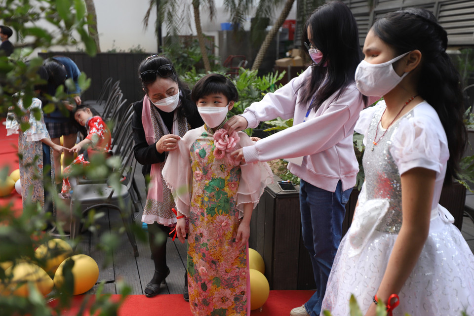 Bởi đây là lần đầu tiên các em nhỏ kém may mắn được tham gia sân chơi này, được mặc trang phục đẹp và biểu diễn cùng các bạn nhỏ tài năng. (Ảnh: Hoài Nam/Vietnam+)