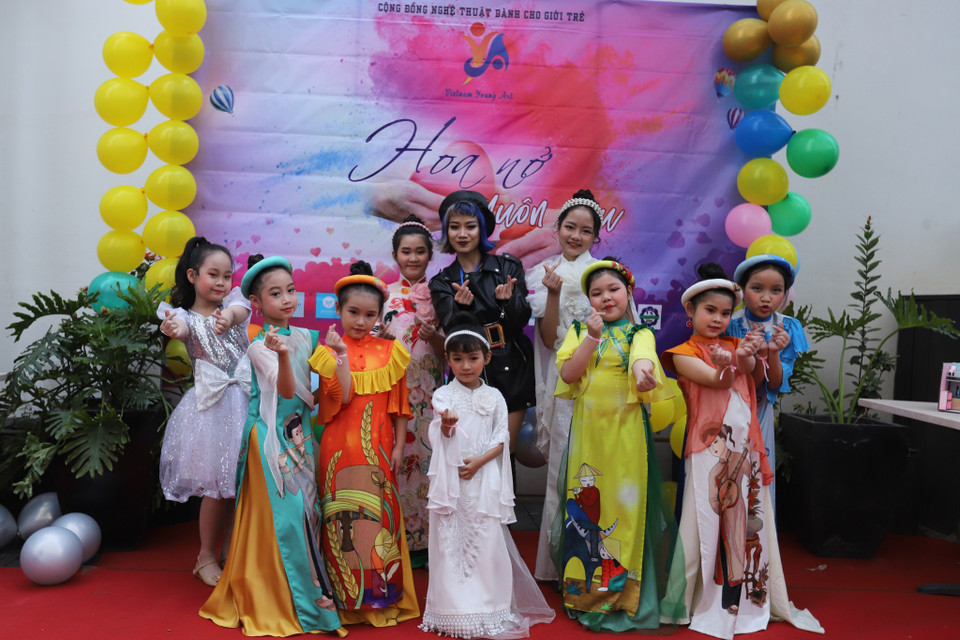 Các thành viên trong câu lạc bộ mong muốn hiện thực hóa ước mơ được sải bước trình diễn thời trang của các em nhỏ khó khăn, khuyết tật. (Ảnh: Hoài Nam/Vietnam+)