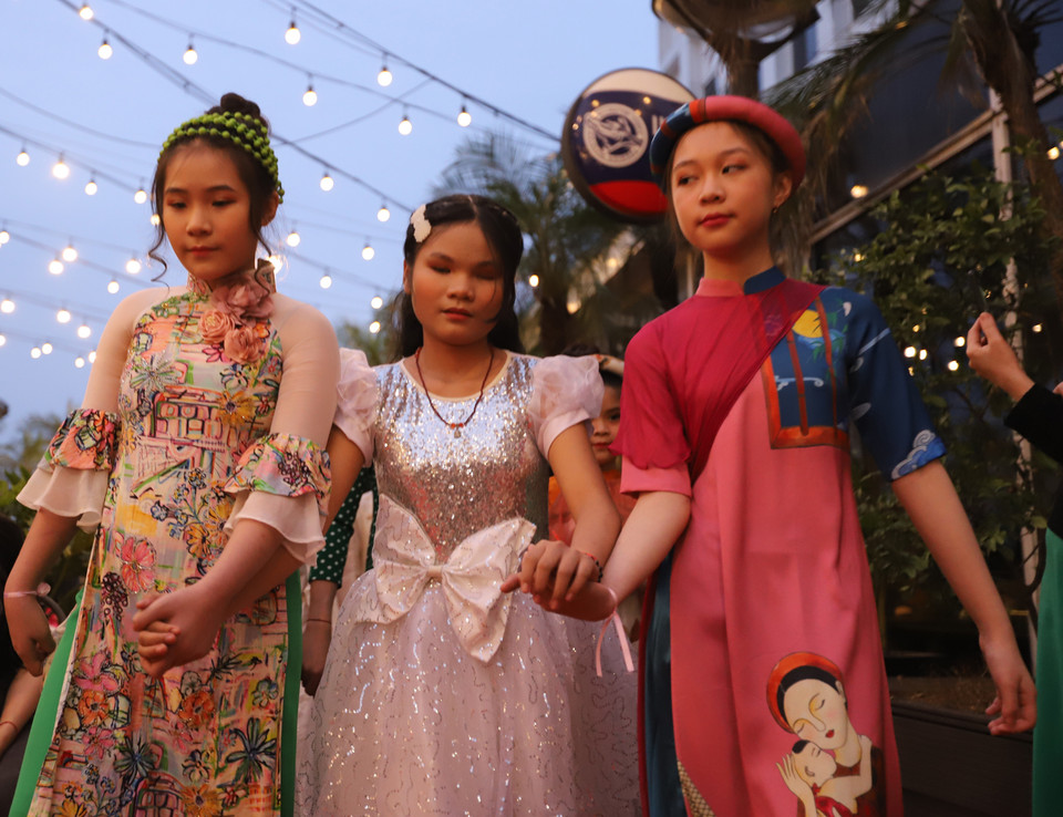 Em Nguyễn Hoàng Yến Nhi bị ung thư võng mạc. Tuy cả hai mắt em không nhìn thấy gì nhưng rất háo hức vì lần đầu tiên được tham gia chương trình. (Ảnh: Hoài Nam/Vietnam+)