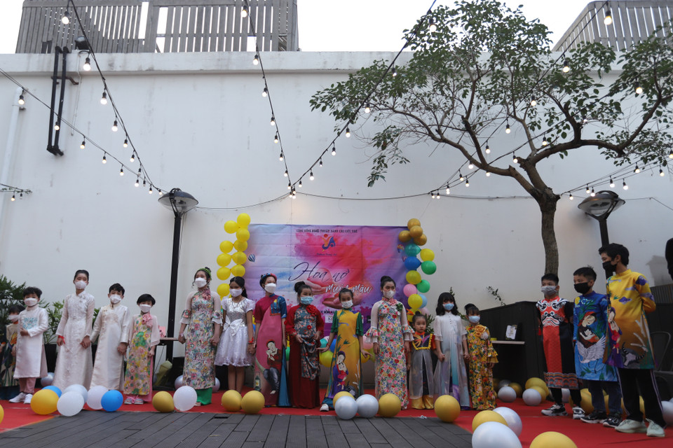 Ngày 19/12 tại Hà Nội, Vietnam Young Art phối hợp với L’âme đã tổ chức buổi biểu diễn thời trang dành cho các bạn nhỏ khuyết tật và có hoàn cảnh khó khăn. (Ảnh: Hoài Nam/Vietnam+)