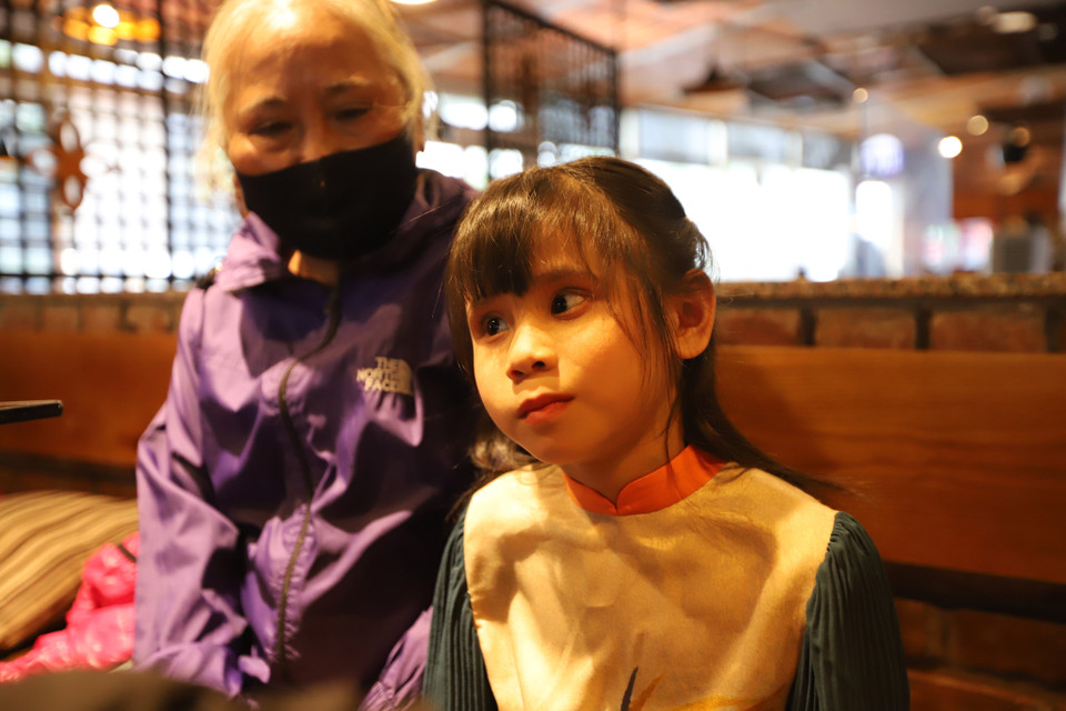 Bà ngoại em Vy chia sẻ: 'Gia đình chúng tôi rất vui khi cháu được tham gia những chương trình như thế này, cho cháu giao lưu và bớt phần tự ti.' (Ảnh: Hoài Nam/Vietnam+)