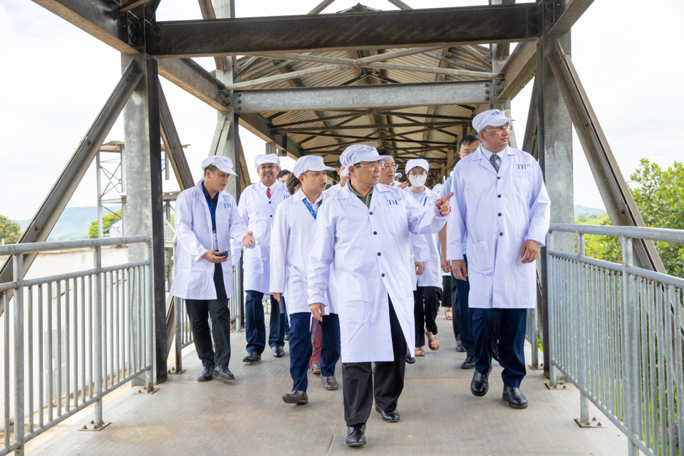 Qua câu chuyện với lao động của tập đoàn TH, nông dân và những số liệu từ lãnh đạo huyện Nghĩa Đàn, lãnh đạo tỉnh Nghệ An, Thủ tướng mục sở thị mảnh đất nông trường vốn kém hiệu quả hơn 10 năm trước nay đã trở thành những trang trại chăn nuôi, cánh đồng tập trung quy mô lớn với dàn máy móc công nghệ cao. (Ảnh: Minh Sơn/Vietnam+)