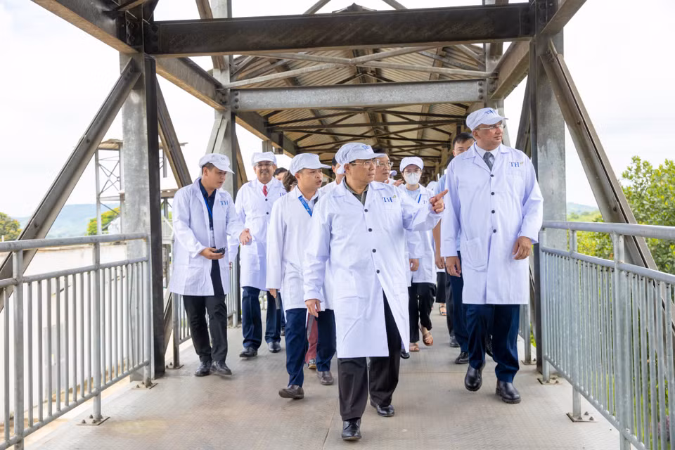 Qua câu chuyện với lao động của tập đoàn TH, nông dân và những số liệu từ lãnh đạo huyện Nghĩa Đàn, lãnh đạo tỉnh Nghệ An, Thủ tướng mục sở thị mảnh đất nông trường vốn kém hiệu quả hơn 10 năm trước nay đã trở thành những trang trại chăn nuôi, cánh đồng tập trung quy mô lớn với dàn máy móc công nghệ cao. (Ảnh: Minh Sơn/Vietnam+)