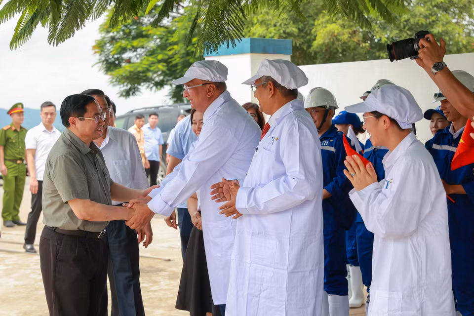 Thủ tướng cũng đã ghé thăm Trang trại chăn nuôi bò sữa số 3 (thuộc cụm trang trại 1). (Ảnh: Minh Sơn/Vietnam+)