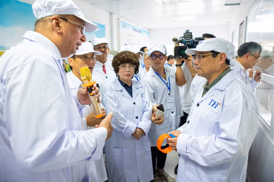 Thủ tướng cho rằng, Tập đoàn TH làm một minh chứng cho kết quả chặng đường sau hơn 35 năm đổi mới đất nước; đồng thời góp phần xây dựng nền tảng xã hội dân chủ xã hội chủ nghĩa, Nhà nước pháp quyền xã hội chủ nghĩa, nền kinh tế thị trường định hướng xã hội chủ nghĩa. (Ảnh: Minh Sơn/Vietnam+)