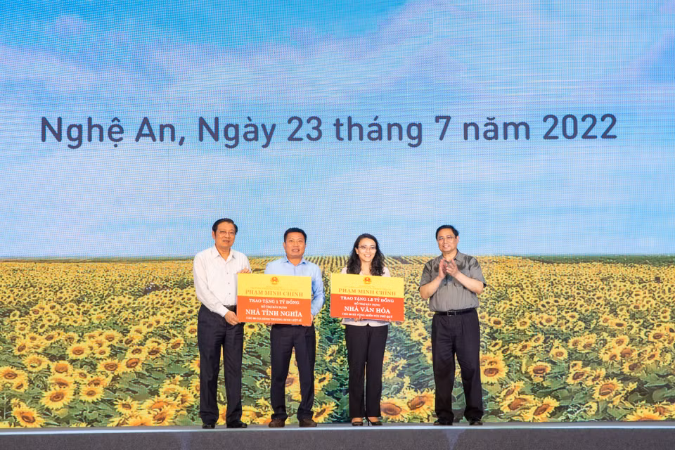 Thủ tướng Phạm Minh Chính thay mặt Chính phủ trao các phần quà để xây dựng nhà tình nghĩa và nhà văn hóa tại địa phương. (Ảnh: Minh Sơn/Vietnam+)