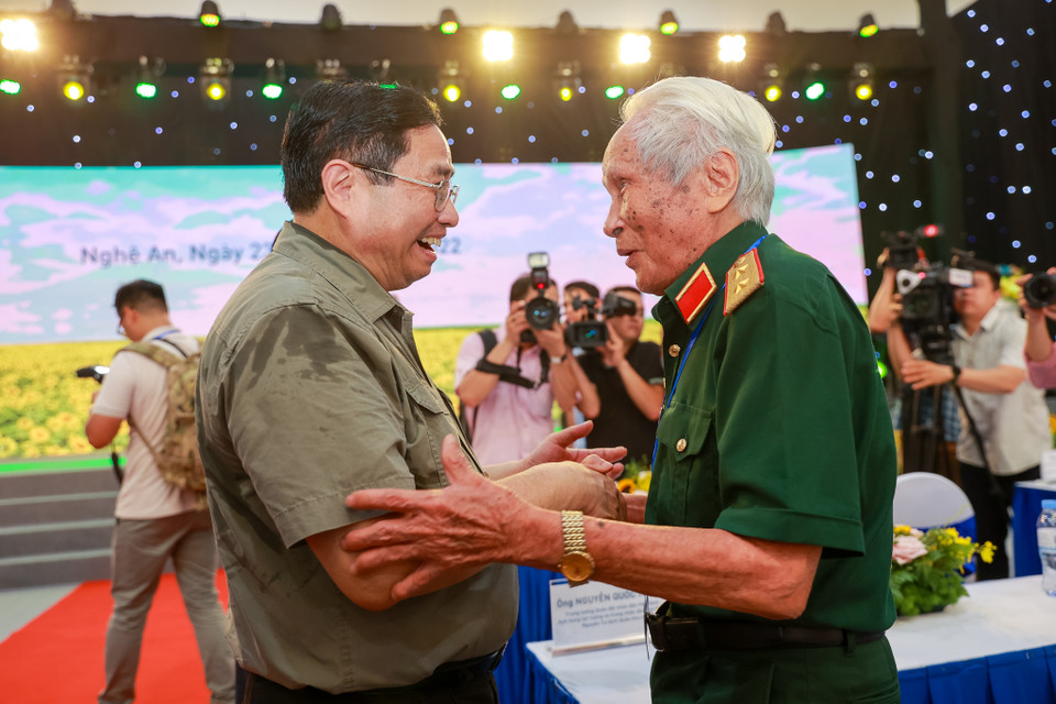 Thủ tướng Phạm Minh Chính gặp mặt và nói chuyện với Trung tướng Nguyễn Quốc Thước. (Ảnh: Minh Sơn/Vietnam+)