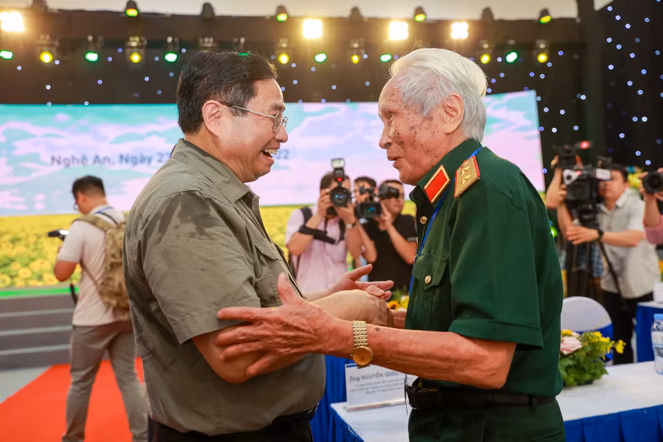Thủ tướng Phạm Minh Chính gặp mặt và nói chuyện với Trung tướng Nguyễn Quốc Thước. (Ảnh: Minh Sơn/Vietnam+)