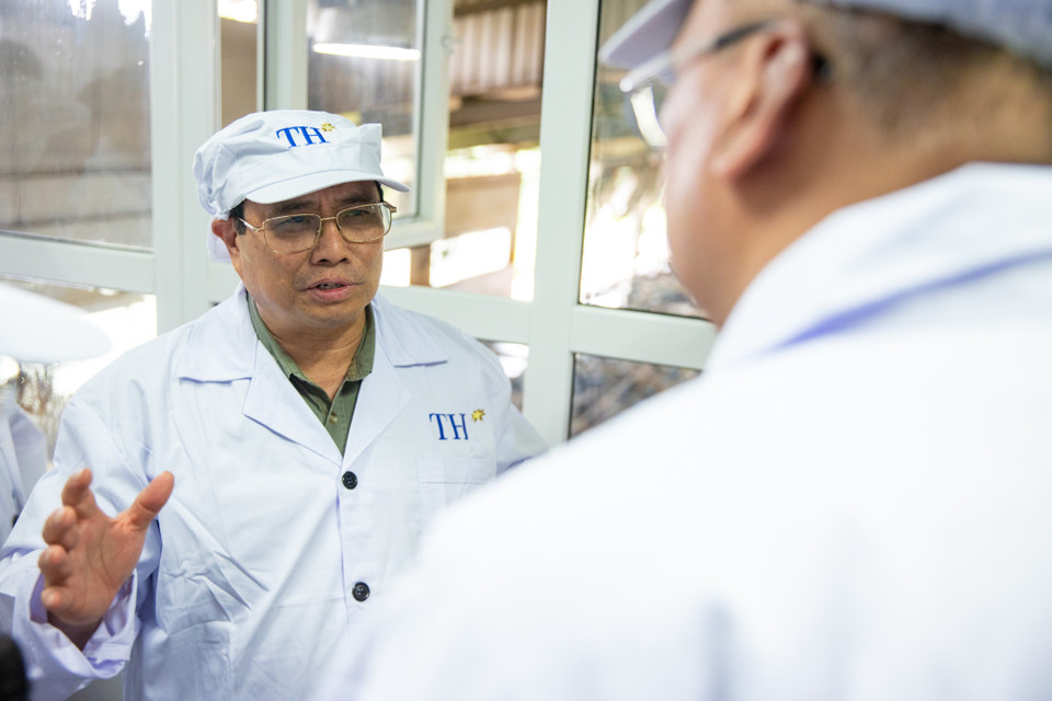 Trong đó, xác định con người vừa là trung tâm, chủ thể, vừa là động lực của sự phát triển; không đánh đổi môi trường, an sinh xã hội lấy tăng trưởng kinh tế đơn thuần. (Ảnh: Minh Sơn/Vietnam+)