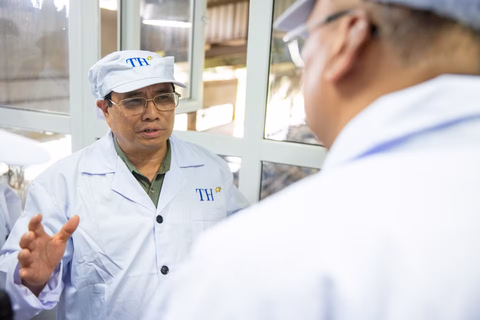 Trong đó, xác định con người vừa là trung tâm, chủ thể, vừa là động lực của sự phát triển; không đánh đổi môi trường, an sinh xã hội lấy tăng trưởng kinh tế đơn thuần. (Ảnh: Minh Sơn/Vietnam+)