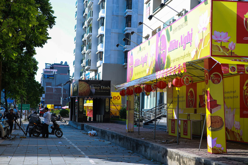 Ông Nguyễn Xuân Tân, Phó Giám đốc Sở Giao thông Vận tải Hà Nội cho biết, đến thời điểm này, Sở không cấp phép cho cá nhân, doanh nghiệp nào kinh doanh bánh Trung ​Thu trên vỉa hè. (Ảnh: PV/Vietnam+)