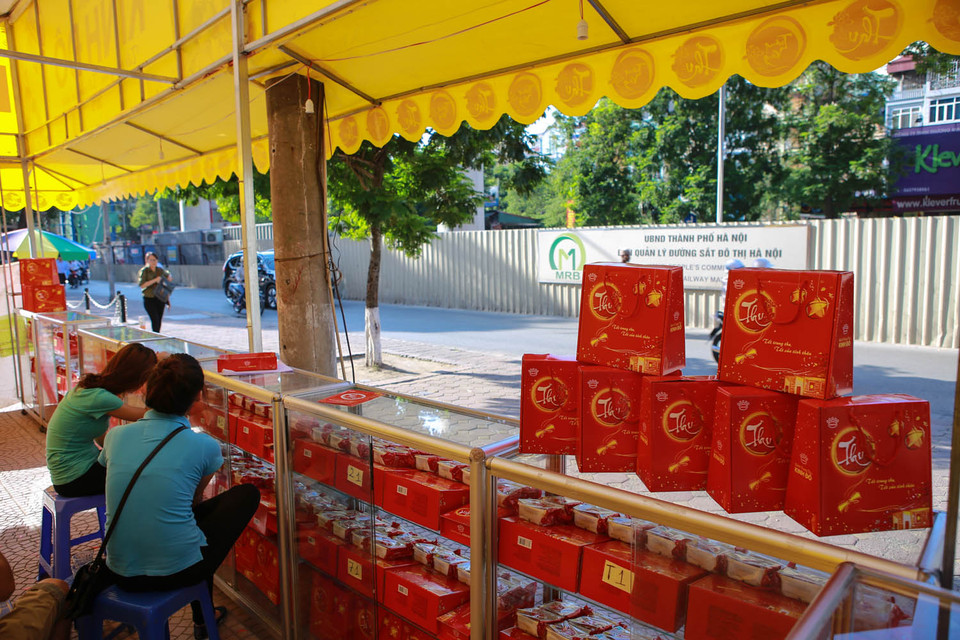 Lướt qua một vòng các tuyến phố Cầu Giấy, Xuân Thủy, Phạm Hùng, Trung Kính,… đã có rất nhiều quầy hàng phớt lờ quy định của thành phố, dựng quầy lấn chiếm vỉa hè. (Ảnh: PV/Vietnam+)