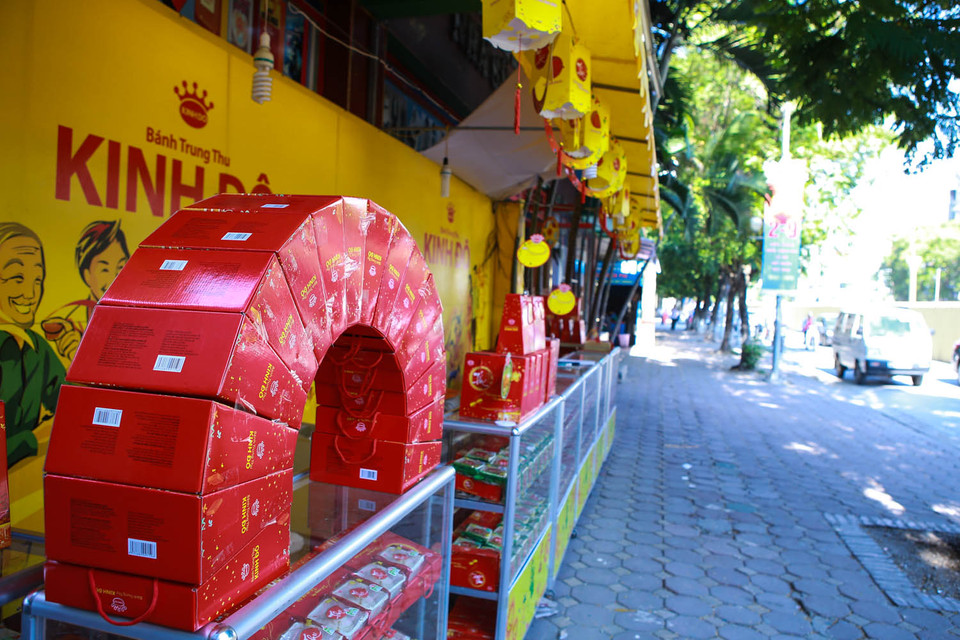 Một nhân viên bán bánh trung thu trên phố Xuân Thủy cho biết, chị chưa biết có lệnh cấm bán này và chủ thuê chị bán đến hết Rằm ​Trung ​Thu. (Ảnh: PV/Vietnam+)