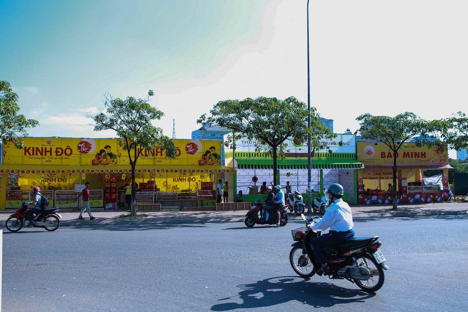 Trên đường Hồ Tùng Mậu, các quầy hàng dựng lên san sát nhau. (Ảnh: PV/Vietnam+)