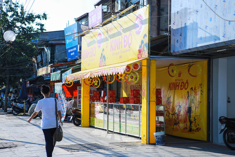 Ngày 20/8, Ủy ban Nhân dân thành phố Hà Nội cho biết, nhằm thực hiện tốt năm trật tự văn minh đô thị 2015, mùa Trung Thu năm nay, Hà Nội kiên quyết không cấp phép cho doanh nghiệp hay hộ kinh doanh bán bánh Trung Thu trên vỉa hè. (Ảnh: PV/Vietnam+)