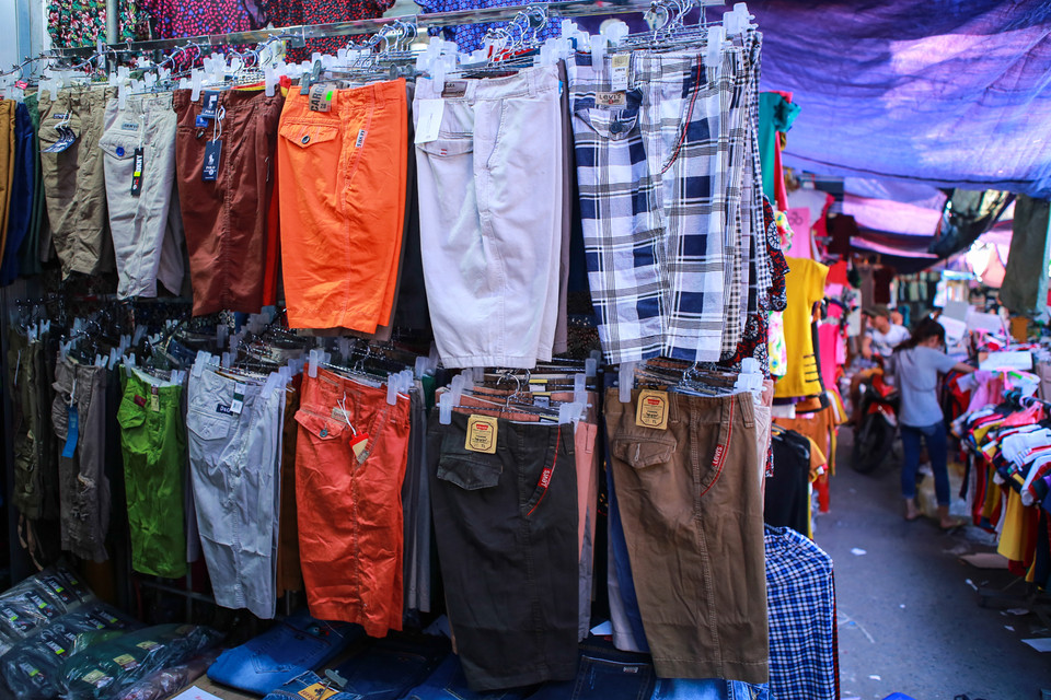 Nếu không có kinh nghiệm, người tiêu dùng bằng mắt thường khó phân biệt đâu là hàng thật và hàng nhái. (Ảnh: Minh Sơn/Vietnam+)