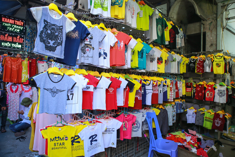 Thời trang cho trẻ em cũng không thoát khỏi vòng xoáy hàng nhái kém chất lượng. (Ảnh: Minh Sơn-Hạnh Nguyễn/Vietnam+)