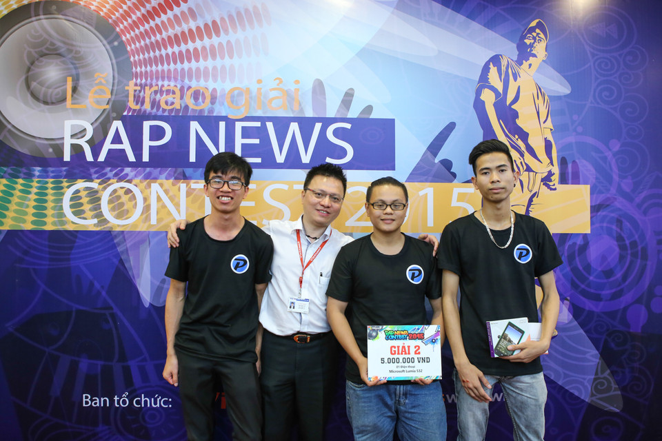 Nhóm Finance News (đến từ Học viện Tài Chính, đạt giải Nhì Rap News Contest) cho biết: Nhóm với các thành viên đều là sinh viên, chưa hề được tiếp xúc với rap cũng như công nghệ quay chụp trước đây, đã tự mò mẫm, mua phông xanh, mượn phòng trọ để làm nên bản tin này. (Ảnh: Minh Sơn/Vietnam+)