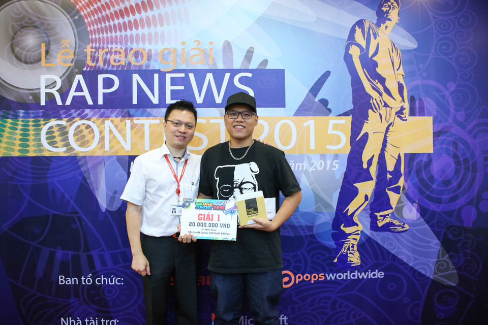 Quán quân của Rap News Contest là Nguyễn Duy Hùng (hay Xi rô, sinh năm đã có một bài thi xuất sắc, giành được cảm tình với không chỉ khán giả mà đối với toàn thể thành viên giám khảo. (Ảnh: Minh Sơn/Vietnam+)