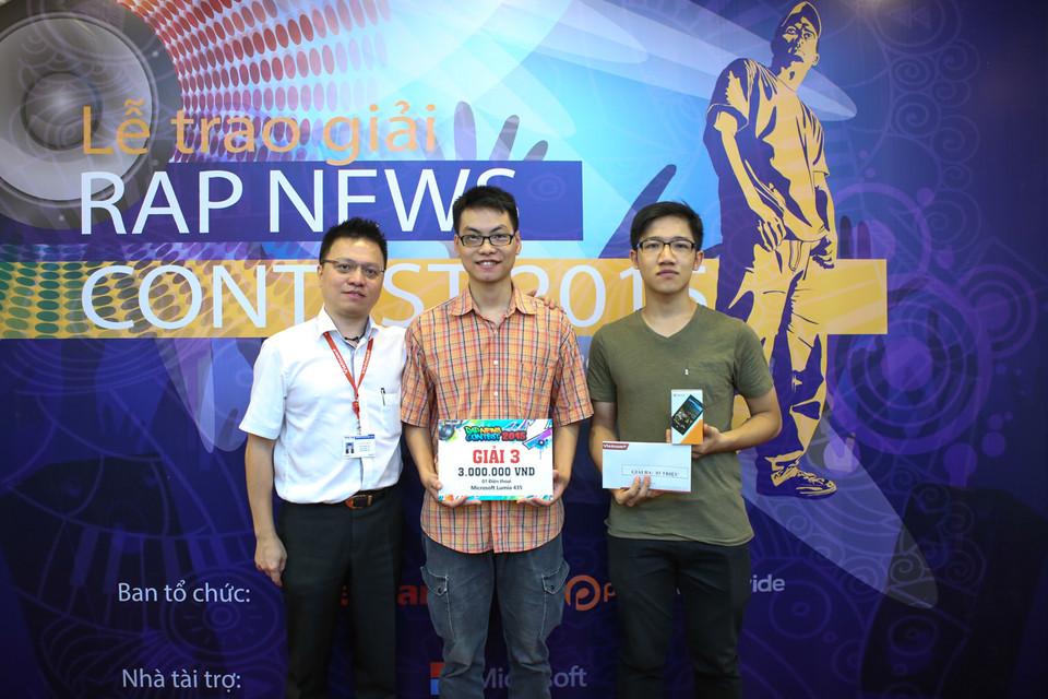 Hai thí sinh đạt giải Ba Rap News Contest là Hưng Cao và Giang Đẫm. (Ảnh: Minh Sơn/Vietnam+)