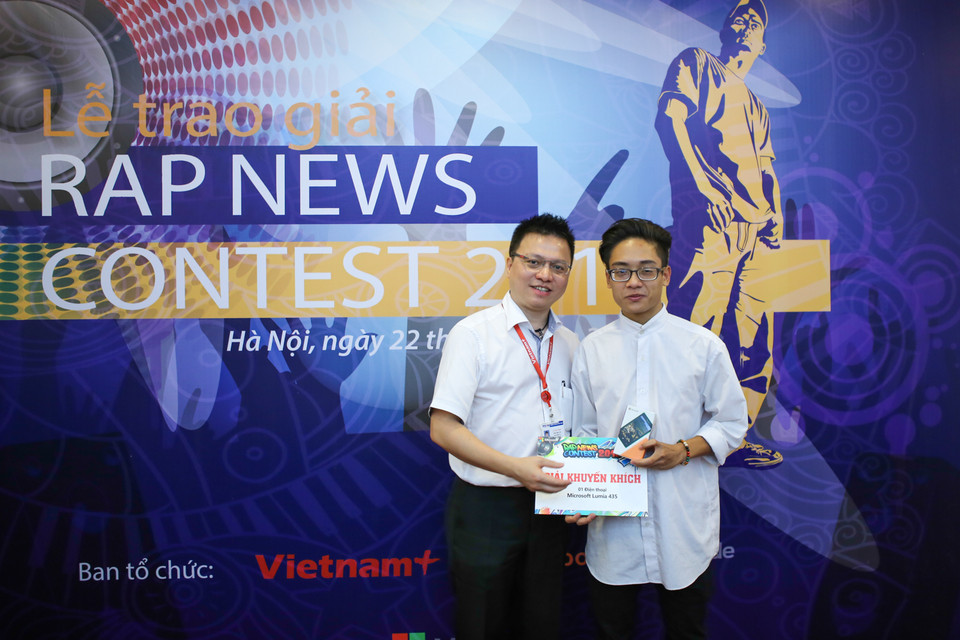 Thí sinh Dương Tiến Thành với giải khuyến khích (Ảnh: Minh Sơn/Vietnam+)