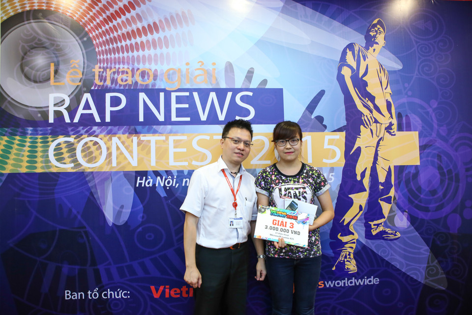 Một thành viên trong nhóm của thí sinh Nguyễn Ánh Tuyết, giải Ba Rap News Contest 2015. (Ảnh: Minh Sơn/Vietnam+)