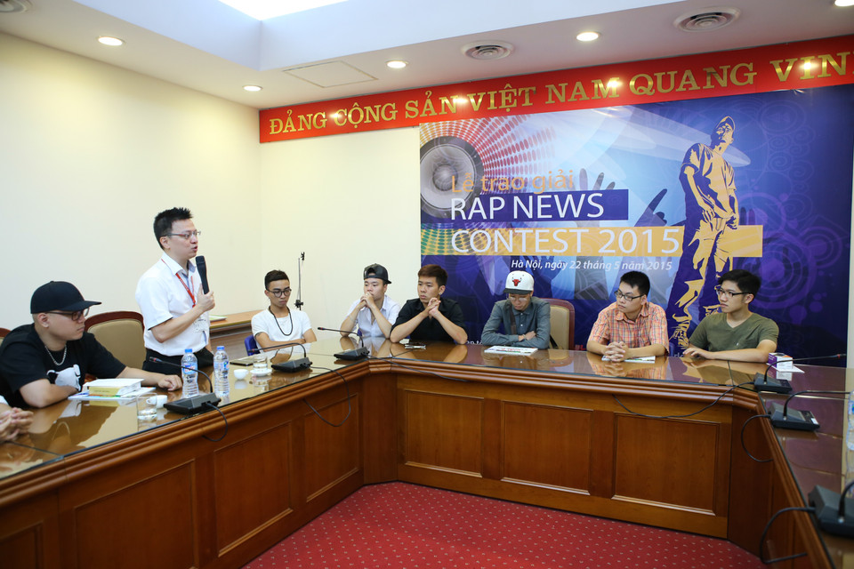 Ông Lê Quốc Minh cho biết: ‘Bên cạnh Rap News, sắp tới VietnamPlus sẽ có rất nhiều dự án thú vị, chúng tôi rất hy vọng sau cuộc thi này, sẽ có thể chọn lựa ra và hợp tác với thêm nhiều bạn nghệ sỹ trẻ trẻ tham gia vào êkíp trong các dự án tương lai.’ (Ảnh: Minh Sơn/Vietnam+)