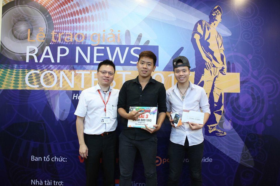 Nguyễn Lê Hùng và Hoàng Lê Quân đồng giải Ba Rap News Contest. (Ảnh: Minh Sơn/Vietnam+)