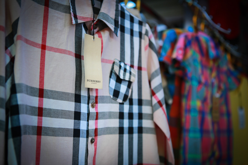 Thương hiệu Burberry thuộc dòng thời trang quốc tế cao cấp, song một chiếu áo sơmi nhái được bán lẻ với mức giá 100.000 đồng-130.000 đồng/chiếc. (Ảnh: Minh Sơn-Hạnh Nguyễn/Vietnam+)