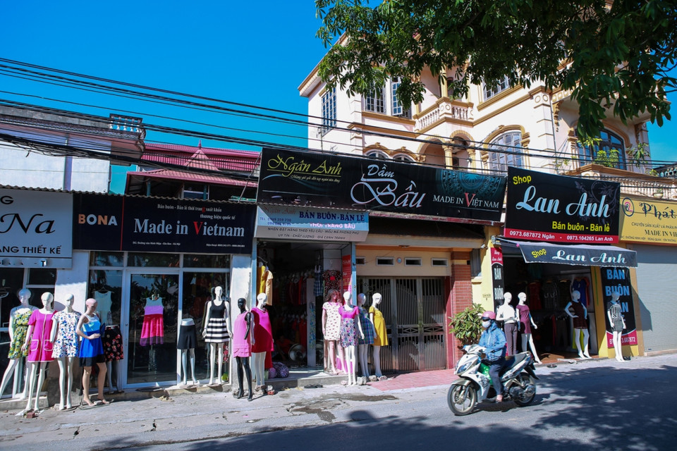 Biển hiệu 'Made in Việt Nam' tràn ngập trên các phố tại một khu chợ ở Gia Lâm, Hà Nội. (Ảnh: Minh Sơn-Hạnh Nguyễn/Vietnam+)