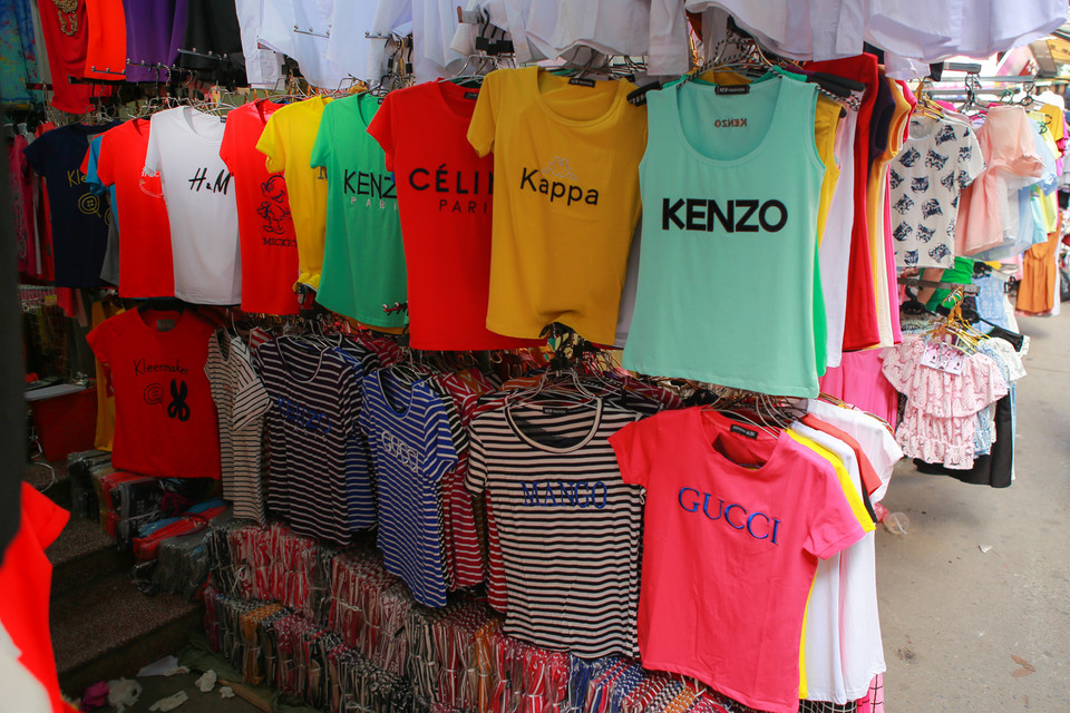 Hàng hiệu nhái 'thượng vàng, hạ cám' được bày bán công khai. (Ảnh: Minh Sơn/Vietnam+)