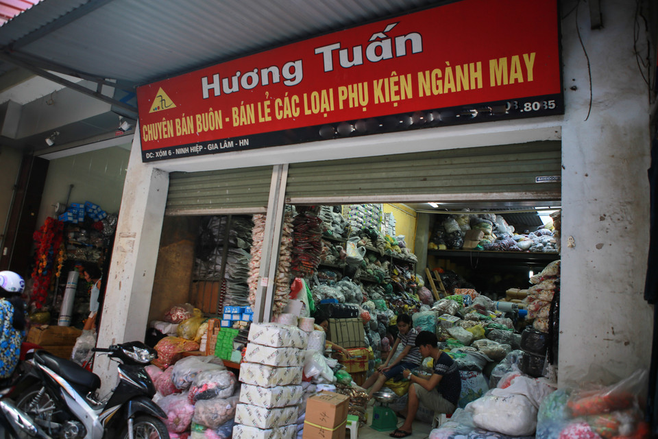 Nhãn mác, nguyên phụ liệu… các thương hiệu từ cao cấp đến bình dân, từ trong nước đến quốc tế đều có đủ và được bán theo cân. (Ảnh: Minh Sơn-Hạnh Nguyễn/Vietnam+)