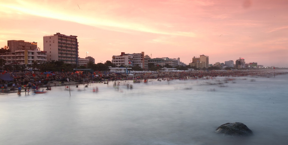 Đến chiều muộn, bãi biển vẫn không vắng khách hơn là bao. (Ảnh: PV/Vietnam+)