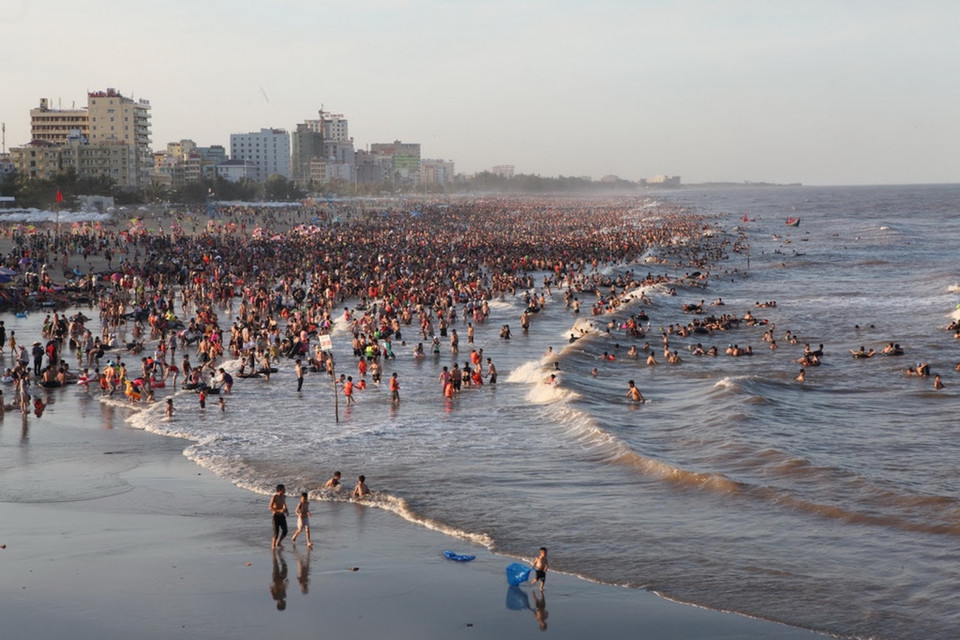Con số du khách đổ về nghỉ mát ở Sầm Sơn ước tính hàng chục ngàn người. (Ảnh: PV/Vietnam+)