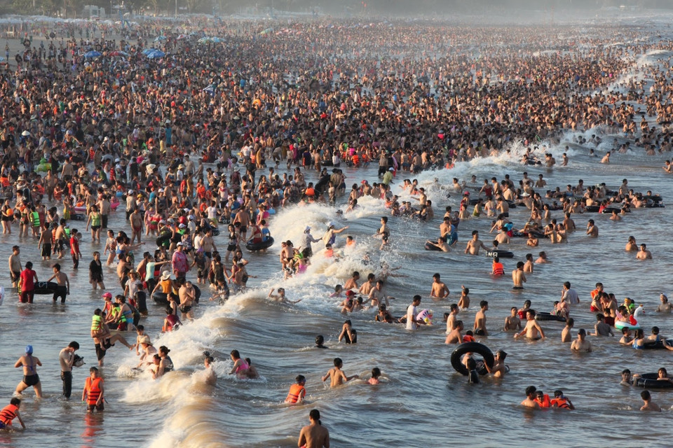 Những ngày nắng nóng đỉnh điểm vừa qua, lượng khách đổ về khu du lịch Sầm Sơn tăng cao đột biến. (Ảnh: PV/Vietnam+)