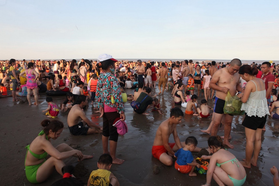 Không chỉ Sầm Sơn, các bãi biển khác ở miền Bắc cũng bị rơi vào tình trạng quá tải. (Ảnh: PV/Vietnam+)