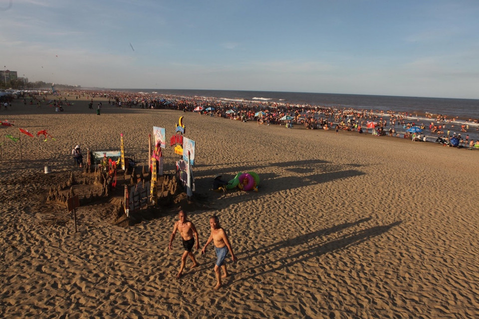 Ngay từ sáng sớm, các bãi tắm ở Sầm Sơn đã đột nghịt người. (Ảnh: PV/Vietnam+)