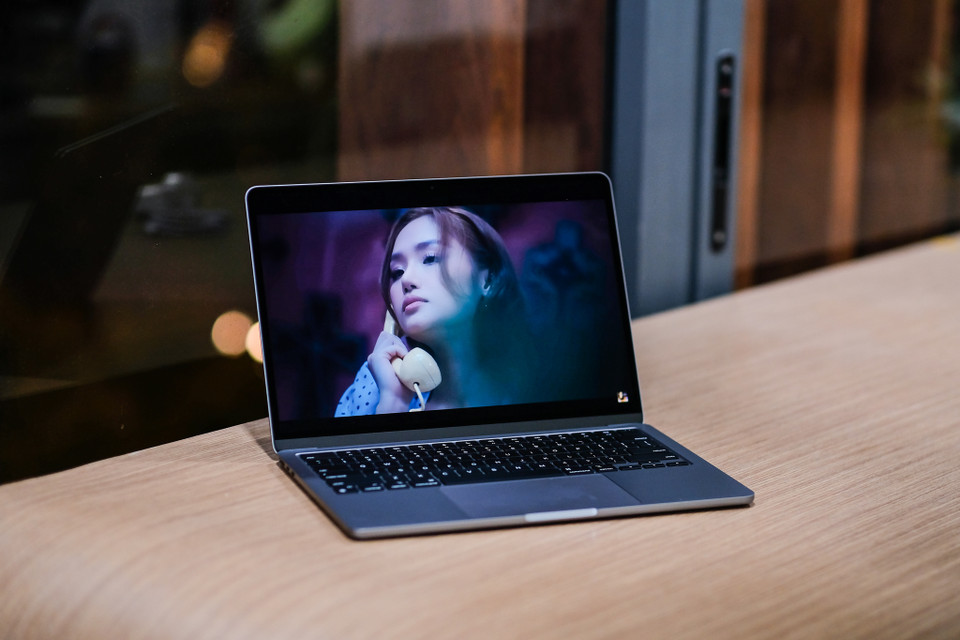 MacBook Air M2 cũng có thêm 2 lựa chọn màu sắc mới là màu xanh đậm 'Midnight' và vàng 'Starlight' đẹp mắt, bên cạnh 2 màu Silver và Space Gray thuộc. (Ảnh: PV/Vietnam+)