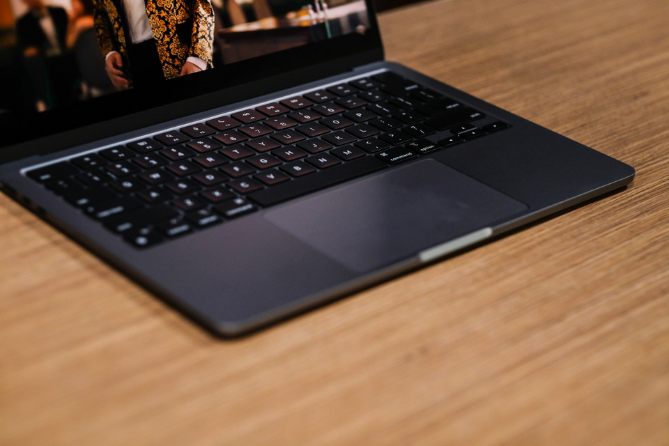 Máy sở hữu phần touchpad có kích thước lớn và độ nhạy cao, cho phép người dùng thoải mái thao tác và sử dụng, đặc biệt là những ao có kích thước bàn tay lớn. (Ảnh: PV/Vietnam+)