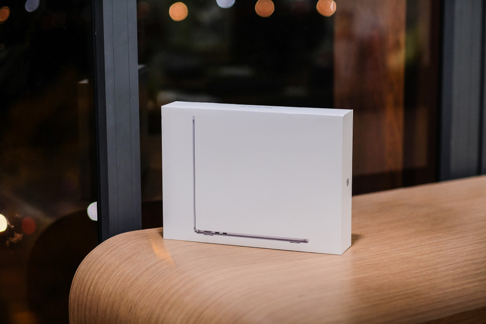 Ngay khi MacBook Air M2 được mở bán chính thức thì các đơn vị phân phối Apple chính hãng tại Việt Nam đã nhanh chóng sở hữu mẫu laptop này để khách hàng có thể trải nghiệm. (Ảnh: PV/Vietnam+)