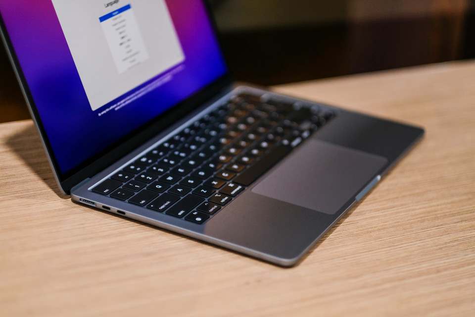 Macbook Air M2 sở hữu 2 cổng Thunder Bolt (USB-C) và một cổng tai nghe 3.5mm tuy nhiên lại không có cổng HMDI và cắm thẻ nhớ như bản Pro. (Ảnh: PV/Vietnam+)